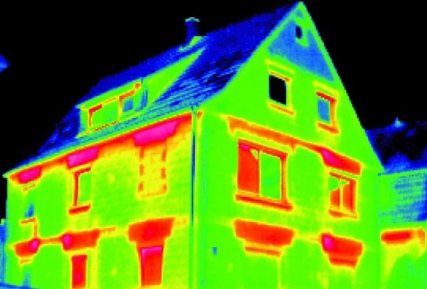  Zdjęcie domu zrobione kamera termowizyjną 